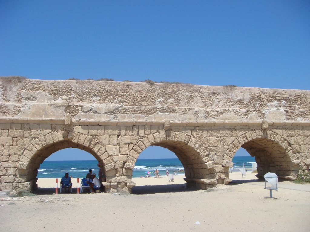 Ancient_Roman_aqueduct_in_Caesarea_Maritima_DSC05187